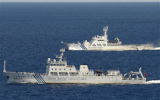 Dưới mặt nước, lực lượng Cảnh sát biển Nhật Bản đã 7 lần trạm chán tàu Hải giám Trung Quốc đột nhập phạm vi 12 hải lý xung quanh nhóm đảo Senkaku kể từ đầu tháng 12