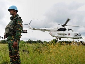 Một nhân viên gìn giữ hòa bình của LHQ ở Nam Sudan bên cạnh chiếc trực thăng. (Nguồn: UNMISS)
