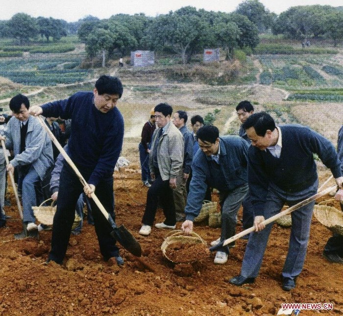 Tập Cận Bình tham gia lao động tại nông thôn Mân Giang năm 1995