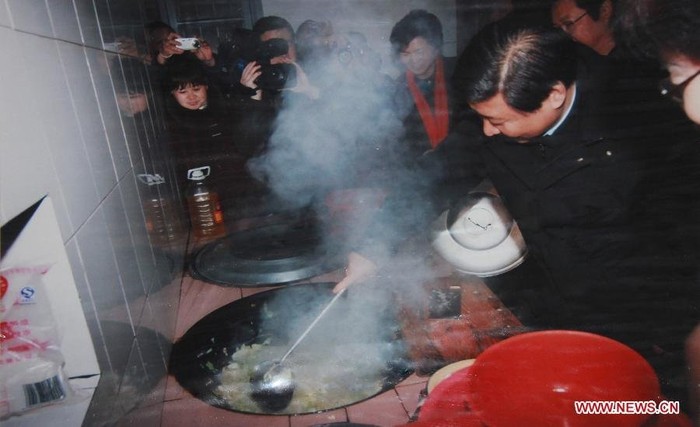 Trổ tài nấu nướng trước ống kính phóng viên