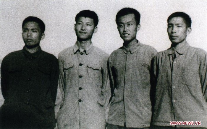 Tập Cận Bình (thứ 2 từ trái sang) năm 1973 cùng các thanh niên trí thức lên miền núi, về nông thôn công tác tại huyện Diên Xuyên, Thiểm Tây