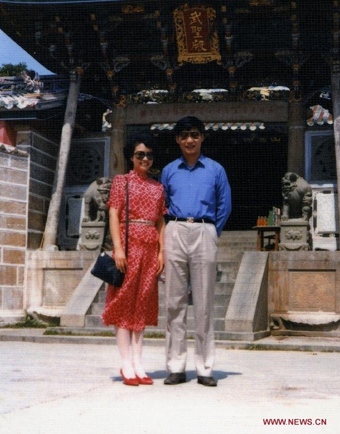 Ảnh chụp Vợ chồng Tập Cận Bình, Bành Lệ Viện năm 1987