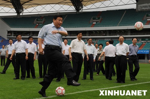Tập Cận Bình thích thú sút trái bóng tại sân vận động Tần Hoàng trong khi kiểm tra việc chuẩn bị cho Olympic Bắc Kinh 2008
