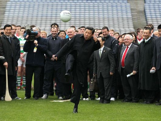 Ngày 19/2/2012, trong khuôn khổ chuyến thăm Irland, Tập Cận Bình đã tranh thủ ghé sân vận động Dublin và thử tâng trái bóng trên sân trước sự chứng kiến của chủ nhà và phóng viên