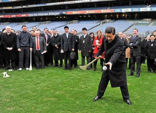 Cũng trong khuôn khổ chuyến thăm Ireland đầu năm 2012 tại sân vận động Dublin, Tập Cận Bình muốn thử sức với môn khúc côn cầu