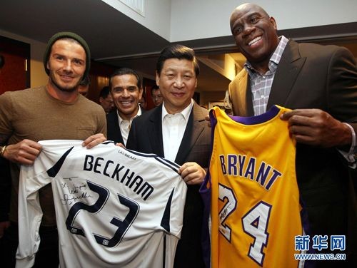 18/2/2012, trước khi kết thúc chuyến công du nước Mỹ, Tập Cận Bình đã ghé thăm đội bóng Lakers Sun tại trung tâm Staples ở Los Angeles. Ông được chủ nhà tặng chiếc áo có chữ ký của cầu thủ Beckham và Bryant.