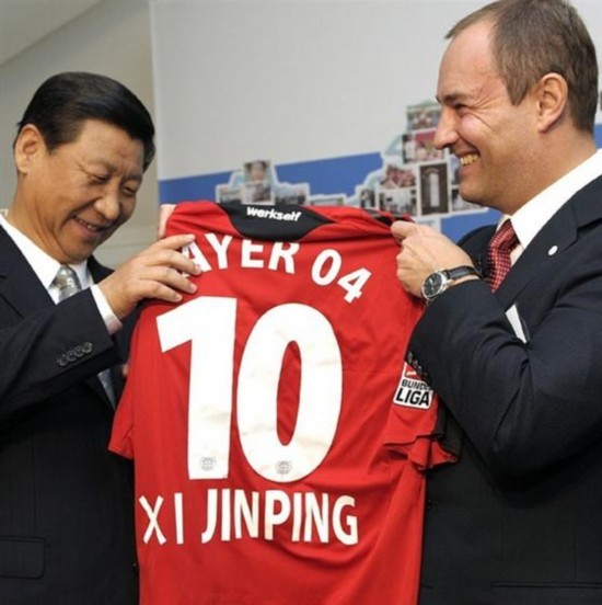 Tập Cận Bình tỏ ra thích thú khi nhận được quà tặng là một chiếc áo của cầu thủ Leverkusen