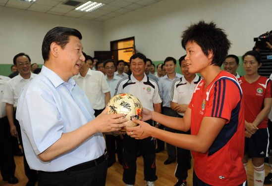 Đội tuyển bóng đá nữ Trung Quốc tặng Tập Cận Bình trái bóng có chữ ký của toàn đội