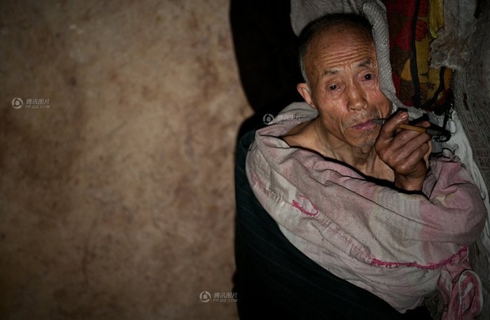 Chu Đức Kim, một ông lão 75 tuổi ở Tiết Giai, Quý Châu, Trung Quốc thuê "túi ngủ" với giá 2 tệ một đêm chầu chực ở chân cầu 3 ngày chờ lấy tiền trợ cấp người nghèo