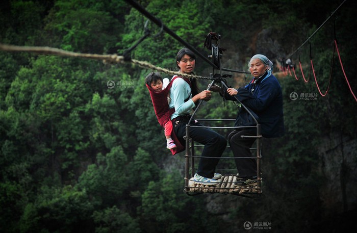 3 thế hệ cùng ngồi "cabin" trượt qua vực thẳm, vách đá dựng đứng trở về nhà trên con đường độc đạo bằng dây cáp vào thôn Đức Giang, một thôn làng tách biệt với thế giới bên ngoài ở tỉnh Quý Châu, Trung Quốc