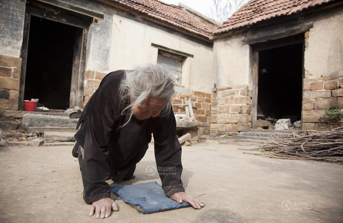 Một bà lão 92 tuổi ở tỉnh Sơn Đông, chồng mất năm 62 tuổi, không con cái để cạy nhờ. Một lần bị ngã không có tiền chữa chạy, giờ chỉ còn cách lê lết hàng ngày.