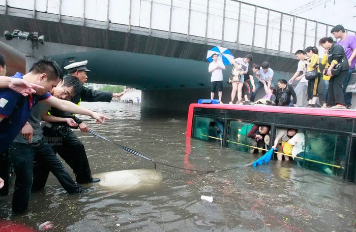 Giải cứu hành khách trên tuyến đường cao tốc ngoại ô Bắc Kinh, do mưa lớn kéo dài hồi hạ tuần tháng 7, đường bộ bỗng chốc thành đường thủy