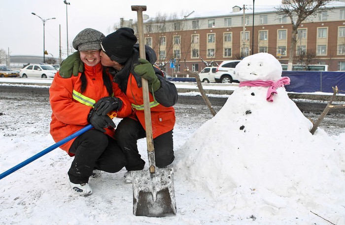 2 vợ chồng công nhân vệ sinh môi trường bên nhau trong ngày Valentine 14/2, người chồng tặng vợ món quà bằng chú người tuyết tự tạo với cây xẻng xúc rác quen thuộc