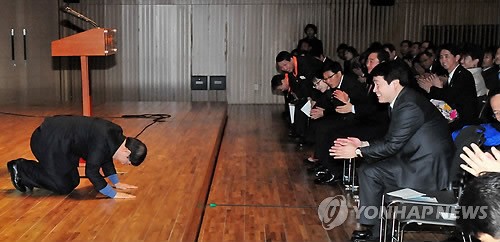 Thị trưởng Seoul Park Won-soon quỳ xuống cảm ơn các cấp dưới và đồng nghiệp sau 1 năm nỗ lực làm việc