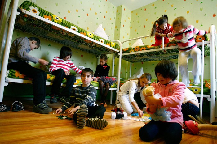 Trước đó, nhiều trẻ em Nga trong trại trẻ mồ côi được cho làm con nuôi người Mỹ