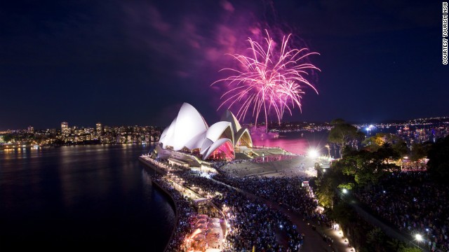 Thành phố Sydney trong đêm pháo hoa rực rỡ mừng năm mới 2013.