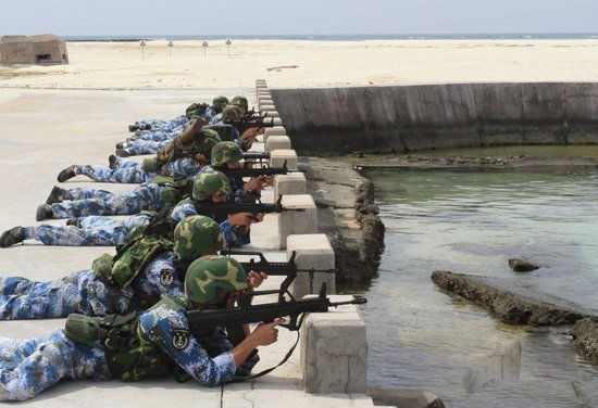 Lính Trung Quốc đồn trú trái phép tại quần đảo Hoàng Sa tập bắn