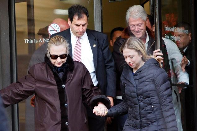 Cựu Tổng thống Mỹ Bill Clinton và con gái tới bệnh viện đón bà Hillary Clinton xuất viện