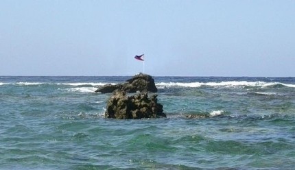 Một mỏm đá nhô lên mặt nước tại bãi cạn Scarborough