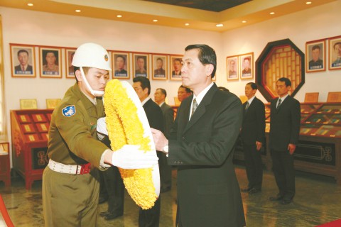 Thang Gia Khôn, Trưởng phòng Tình báo quân sự Đài Loan thắp hương cho các điệp viên "hi sinh"