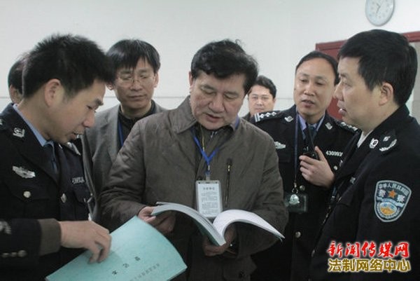 Vương Thân Sinh (giữa), Phó giám đốc sở Tư pháp Hồ Nam đang phải đối mặt với điều tra kỷ luật sau vụ cưới con trai chiều 3/1