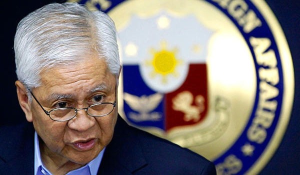 Ngoại trưởng Philippines Albert del Rosario tỏ ra hết sức thận trọng trước "dụ dỗ khai thác chung" của Trung Quốc tại Bãi Cỏ Rong