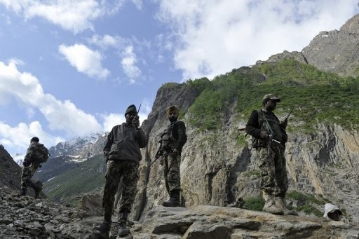 Quân lính Ấn Độ tuần tra dọc biên giới với Pakistan