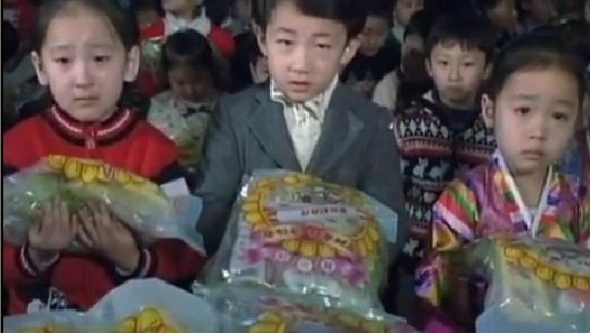 Mỗi trẻ em dưới 10 tuổi tại Bắc Triều Tiên được nhận một kg kẹo, thạch là quà ngày sinh nhật lần thứ 30 của nhà lãnh đạo Kim Jong-un