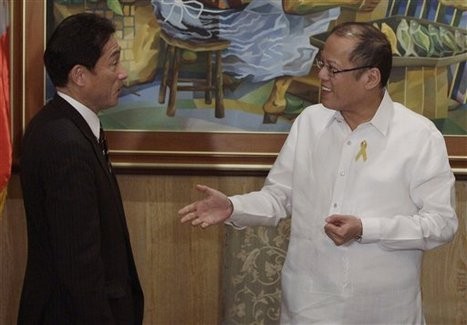 Tổng thống Philippines Aquino thân mật tiếp Ngoại trưởng Nhật Bản