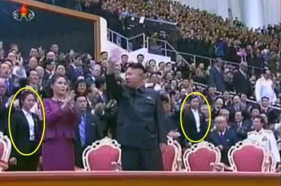 Chỉ có 2 nữ nhân viên an ninh bảo vệ vợ chồng ông Kim Jong-un được phép...không cài cúc áo, đề phòng bất trắc có thể phản ứng nhanh. Tất cả phụ nữ Triều Tiên khi tham dự các sự kiện có sự hiện diện của lãnh đạo cấp cao đều phải cài cúc áo, giới phân tích Hàn Quốc nhận định