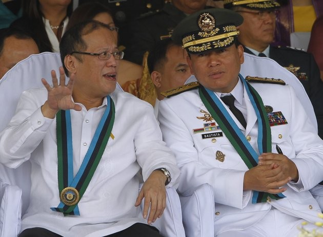 Tổng thống Philippines Aquino (trái) trong lễ bổ nhiệm tân Tổng tham mưu trưởng