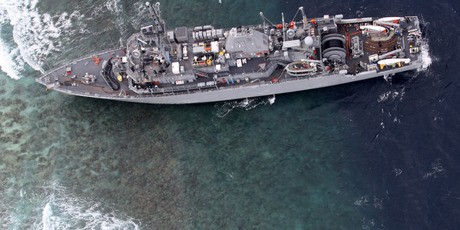 Con tàu dò mìn của Hải quân Mỹ bị mắc cạn