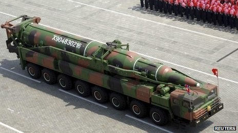 Tên lửa đạn đạo xuyên lục địa Bắc Triều Tiên trên dàn phóng di động xe 16 bánh chuyên dụng "nhập lậu" từ Trung Quốc
