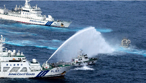 Cảnh sát biển phải sử dụng "thủy lực vòi rồng" để trấn áp các tàu cá, tàu Cảnh sát biển Đài Loan sau khi bắc loa ngăn chặn không hiệu quả