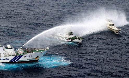 Tàu Cảnh sát biển Đài Loan cũng tìm cách chống trả vòi rồng Nhật Bản nhưng tỏ ra "lép vế" hơn