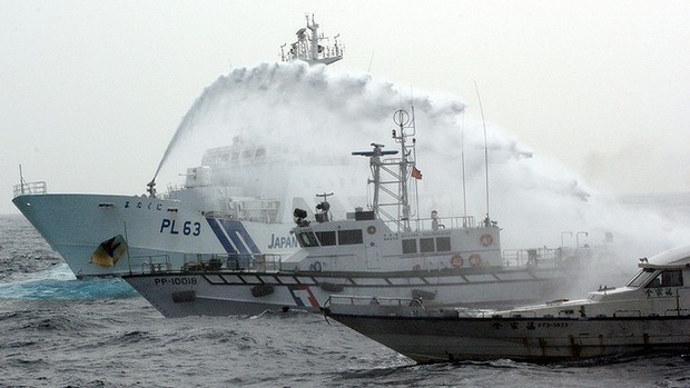 Vòi rồng Nhật Bản nã thẳng vào tàu cá Toàn Gia Phúc được hộ tống bởi 4 tàu Cảnh sát biển Đài Loan