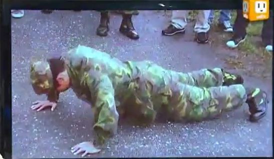 "Nữ hoàng thể lực" của quân đội Đài Loan hạ gục các nam phóng viên với màn chống đẩy