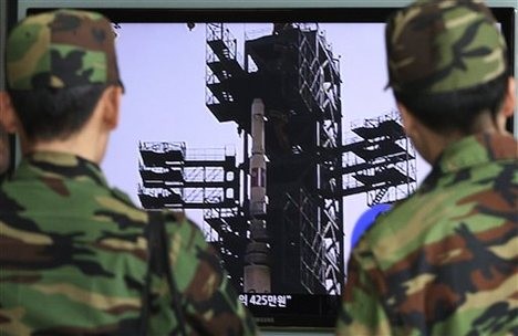 Lính Hàn Quốc theo dõi vụ phóng tên lửa của Bắc Triều Tiên hồi tháng 12 năm ngoái