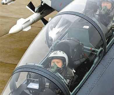 Cảnh Kiến Phong (trước), Sư đoàn trưởng không quân đại quân khu Nam Kinh trực tiếp lái máy bay mang theo tên lửa chỉ huy cuộc tập trận ngoài Biển Hoa Đông
