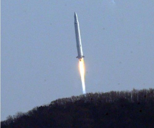 Tên lửa đẩy KSLV-1 mang theo vệ tinh Naro-1 rời bệ phóng