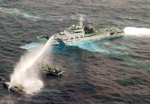 Vòi rồng Cảnh sát biển Nhật Bản nã thẳng vòi rồng vào tàu cá Đài Loan sau nhiều lần ngăn chặn, cảnh báo hôm 24/1