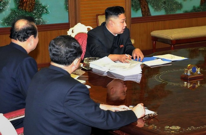 Ông Kim Jong-un chủ trì cuộc họp với các quan chức an ninh hôm 26/1, tay cầm điếu thuốc lá và bên cạnh đặt chiếc smartphones được cho là dòng HTC