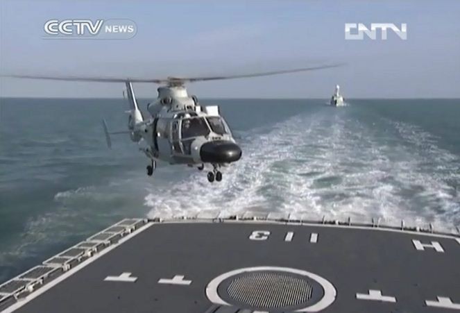 Trực thăng vũ trang cất cánh từ chiến hạm Trung Quốc trên Biển Đông