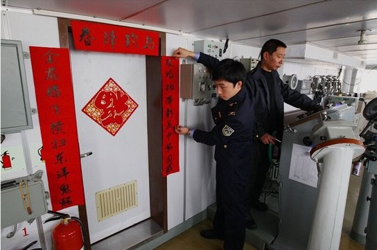Nhân viên tàu Hải giám 137 dán đôi liễn chào đón năm mới Quý Tỵ trên tàu ngoài Hoa Đông phụ cận nhóm đảo Senkaku