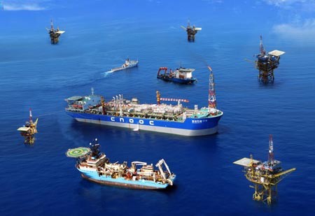 Dàn khoan, tàu khai thác dầu khí Trung Quốc kéo ra Biển Đông (ảnh: Vượng báo Đài Loan)