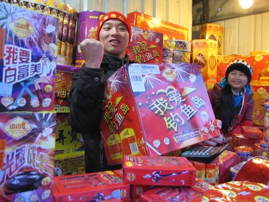 Một người dân Trung Quốc mua pháo hoa có tên "Tôi yêu Điếu Ngư". Giới kinh doanh Trung Quốc có tiếng trong việc nắm bắt thị hiếu người tiêu dùng, đánh vào cái gọi là "tự tôn dân tộc" để kiếm lợi nhuận