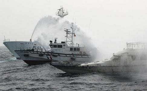 Tàu Cảnh sát biển Nhật Bản phải dùng vòi rồng chặn tàu Đài Loan tìm cách xâm nhập, đổ bộ lên Senkaku
