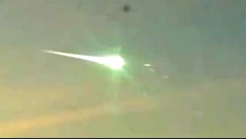 Ảnh chụp từ clip vật thể lạ đuổi theo và xuyên qua quả cầu lửa thiên thạch trên bầu trời Ural