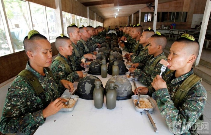 Nữ binh Thủy quân lục chiến Philippines, cắt đầu đinh, đầu đội chuối khi ăn trưa