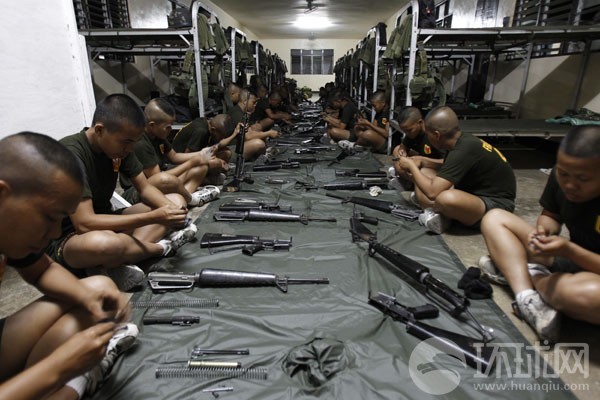 Giờ lau súng, bảo quản vũ khí trang bị của nữ binh Thủy quân lục chiến Philippines